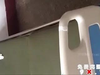 聊城二院自拍贵在真实还有人在走廊过呢。